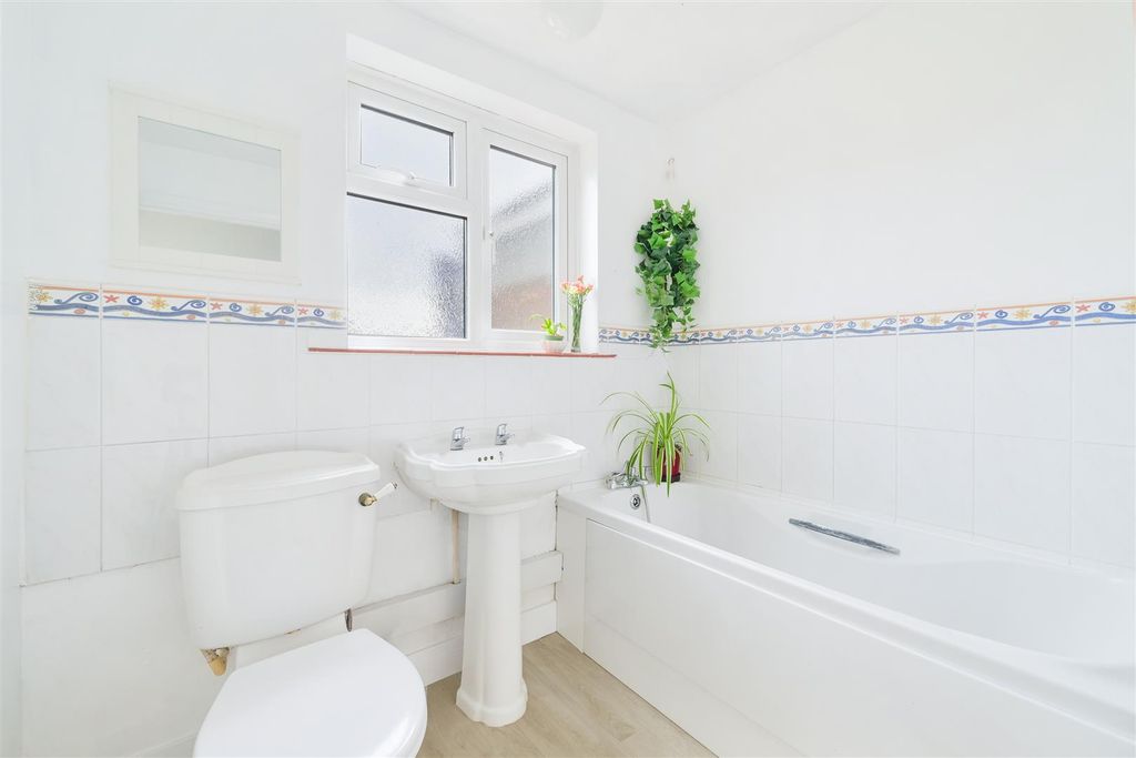 Property photo 3 of 16 Albury Road (16).Jpg