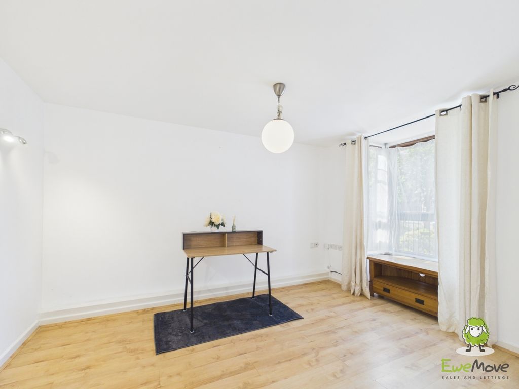 Property photo 3 of 23 Ewemove Estate Agents Basingstoke - Bay Tree Way