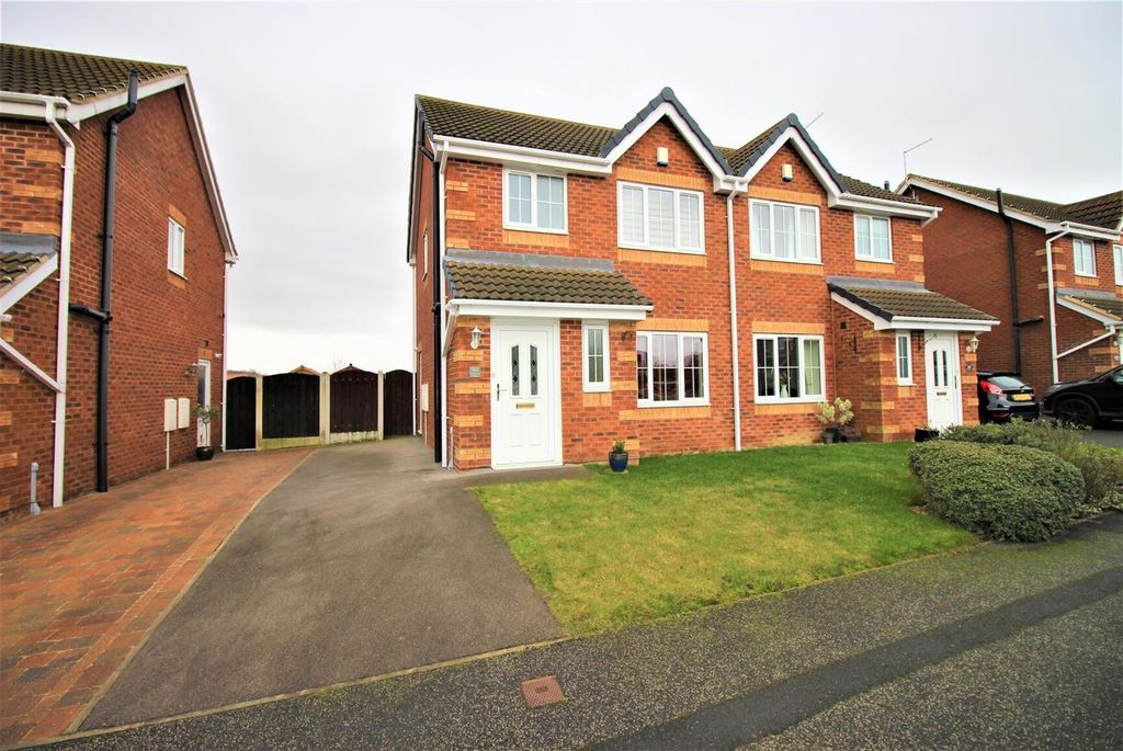 Property photo 1 of 11 Charming Modern Home With Private Driveway...