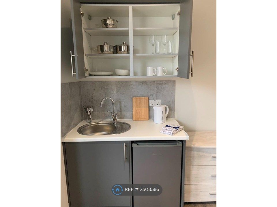 Property photo 3 of 19 Kitchenette