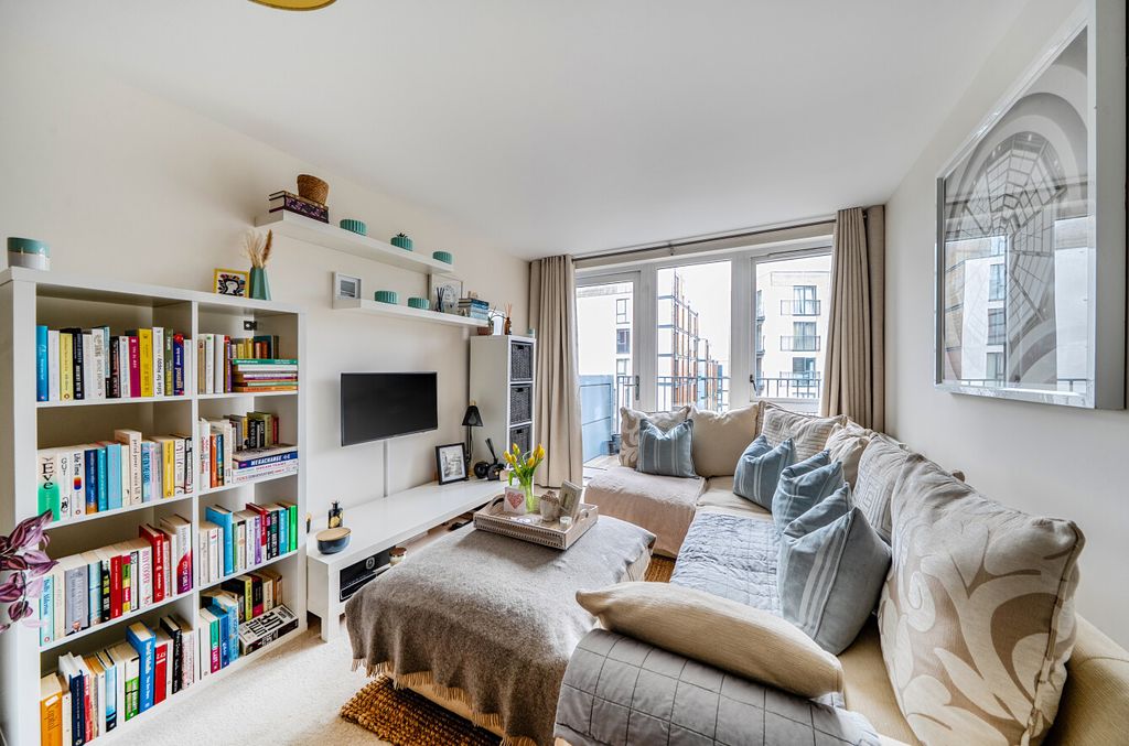 Property photo 2 of 18 1392802-11-6942Bc...