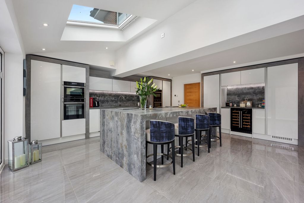 Property photo 3 of 46