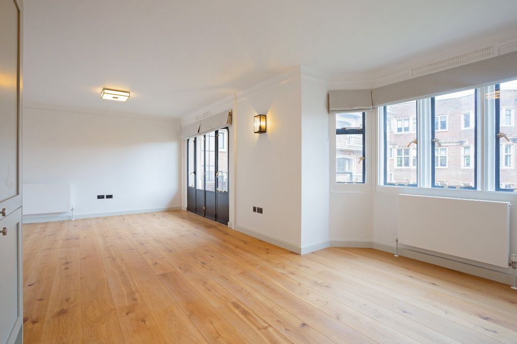 Property photo 3 of 13 Sitting/Dining Room
