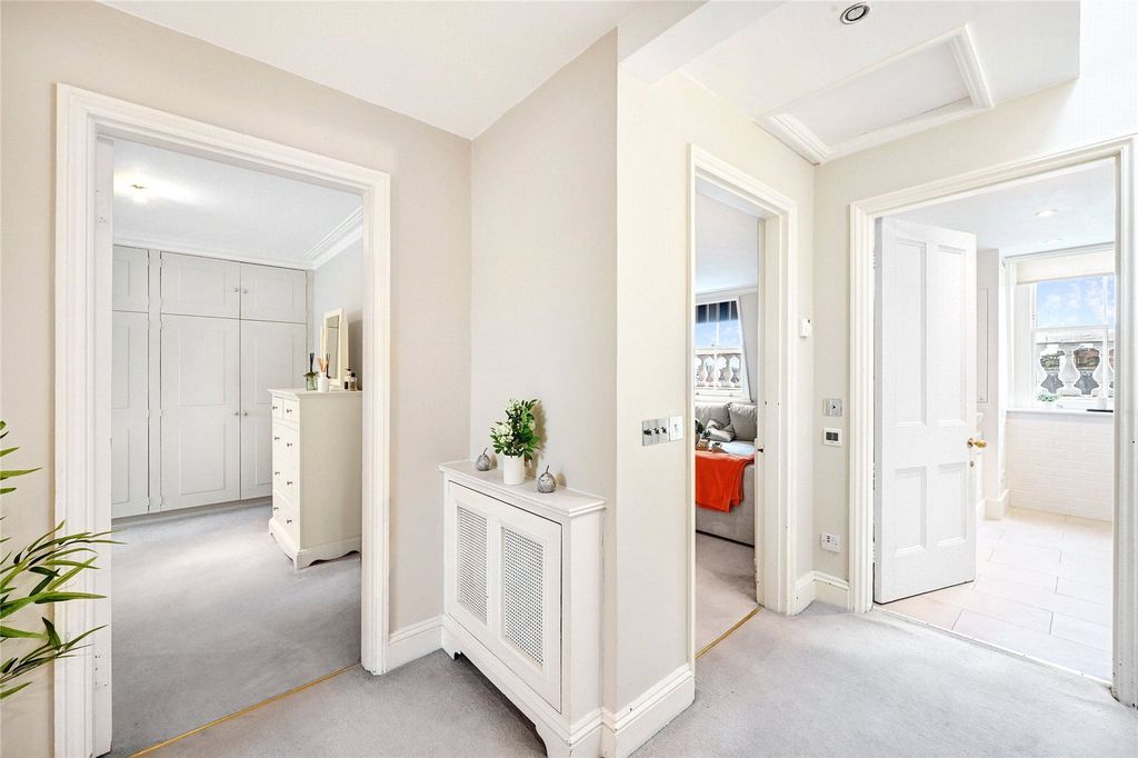 Property photo 3 of 15 Foyer
