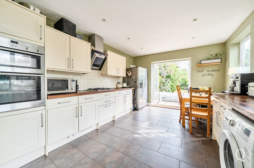 Property photo 2 of 21 E7E241c7-640E-4B4...
