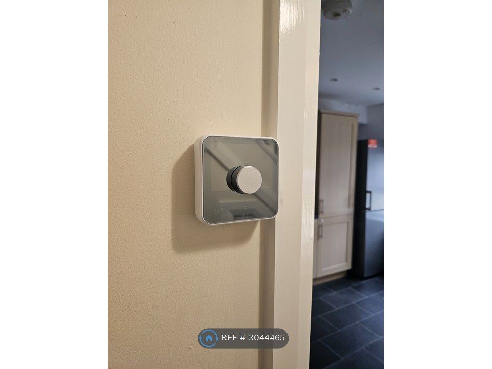 Property photo 3 of 23 Central Heating Thermostat
