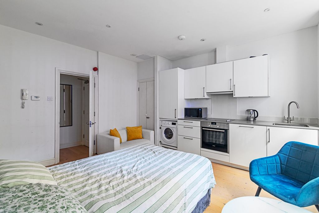 Property photo 2 of 15 Ganton_Street_03