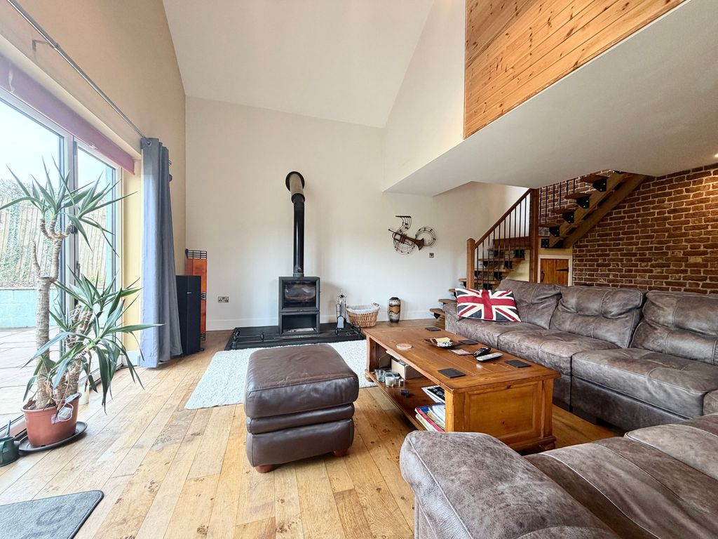 Property photo 2 of 25 Lounge