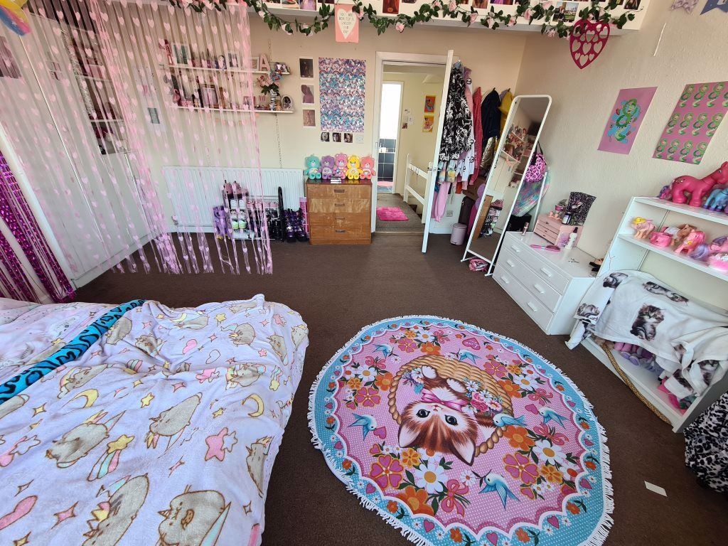 Property photo 3 of 12 Bright And Cheerful Bedroom With A Playful, Colorf...