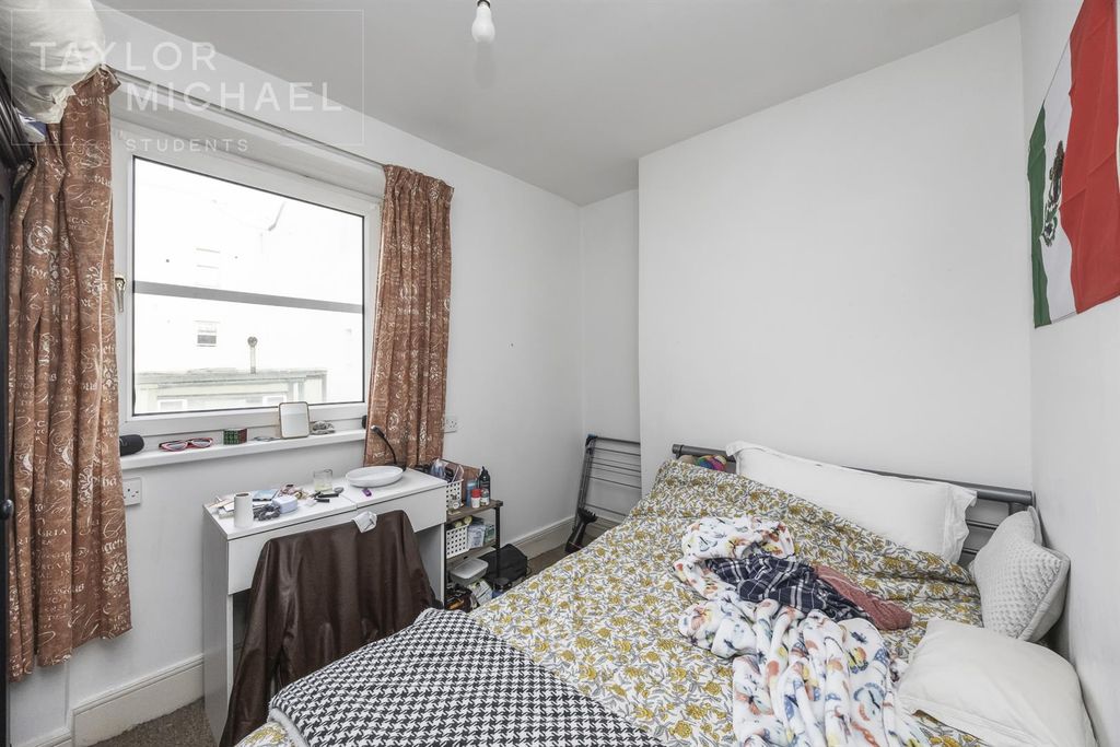 Property photo 1 of 8 Bedroom