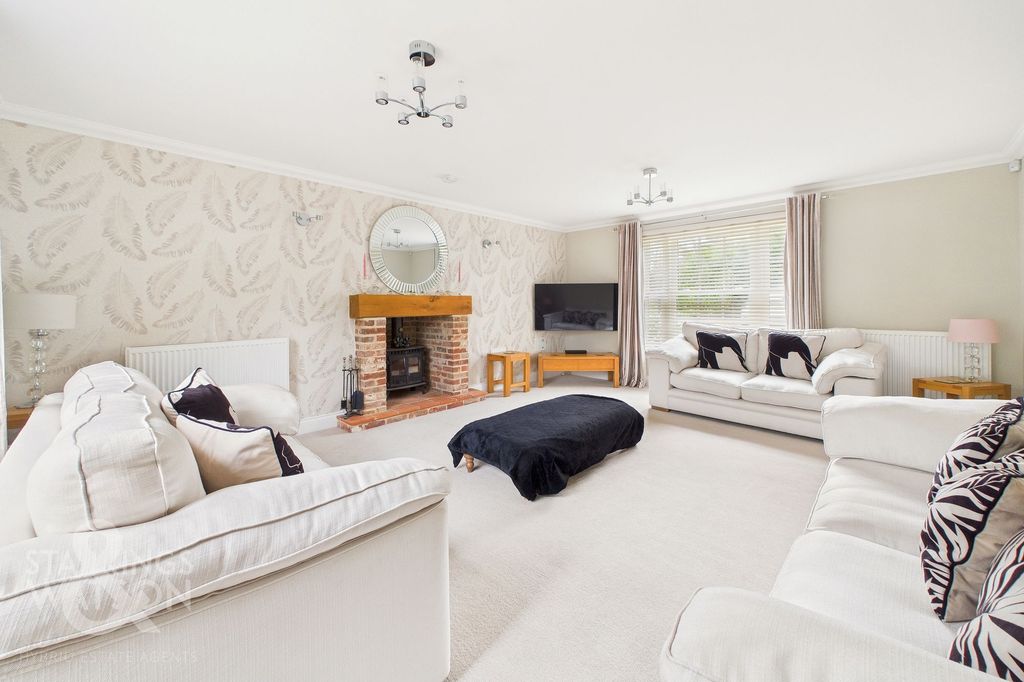 Property photo 2 of 37