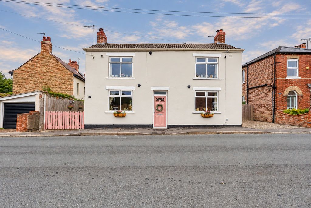 Property photo 1 of 19 Frontal