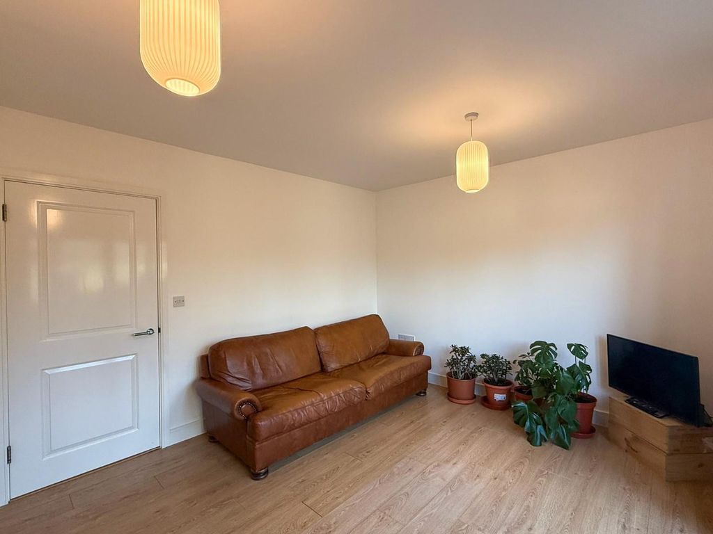 Property photo 3 of 12 Lounge