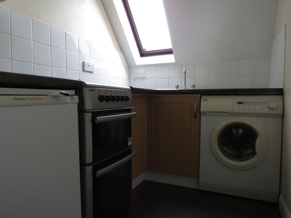 Property photo 3 of 8 Kitchen