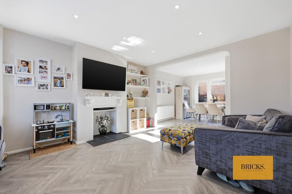 Property photo 3 of 27