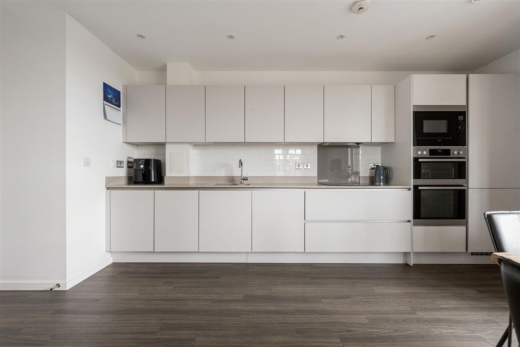 Property photo 3 of 32 Troubridge Square, E17