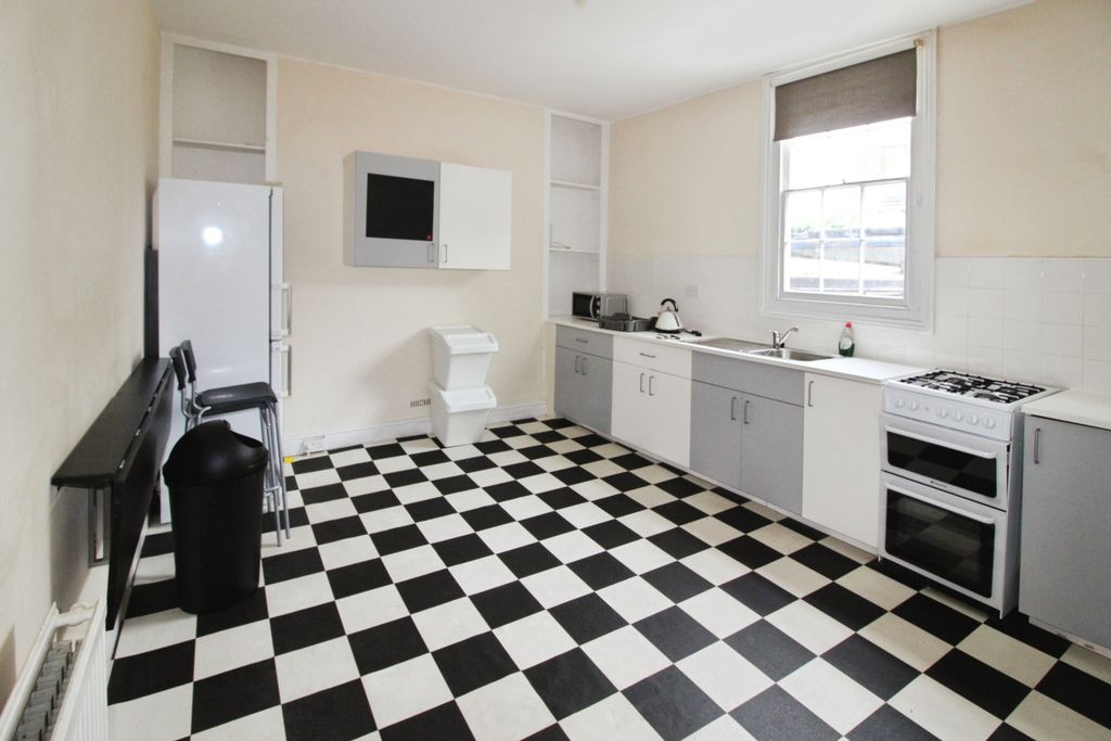Property photo 2 of 11 Dd187343-Kitchen