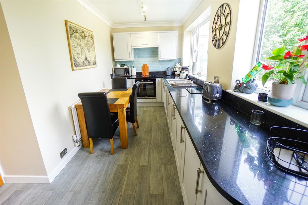 Property photo 2 of 11 Kitchen