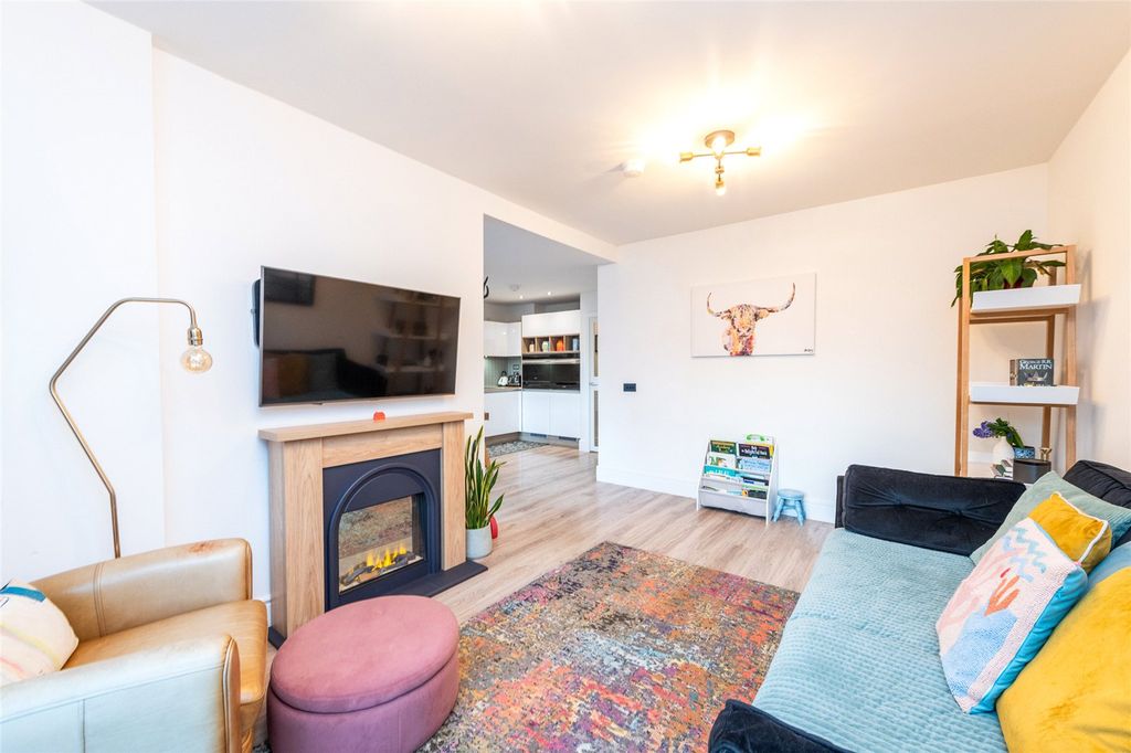 Property photo 3 of 31 32 Sinton Park