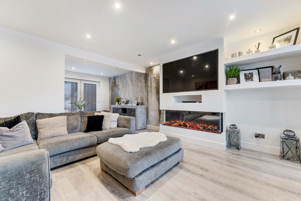 Property photo 3 of 46 Photograph 37