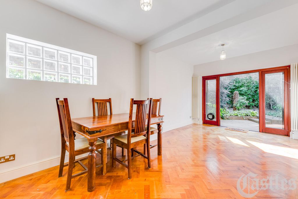 Property photo 3 of 19 Dining Room