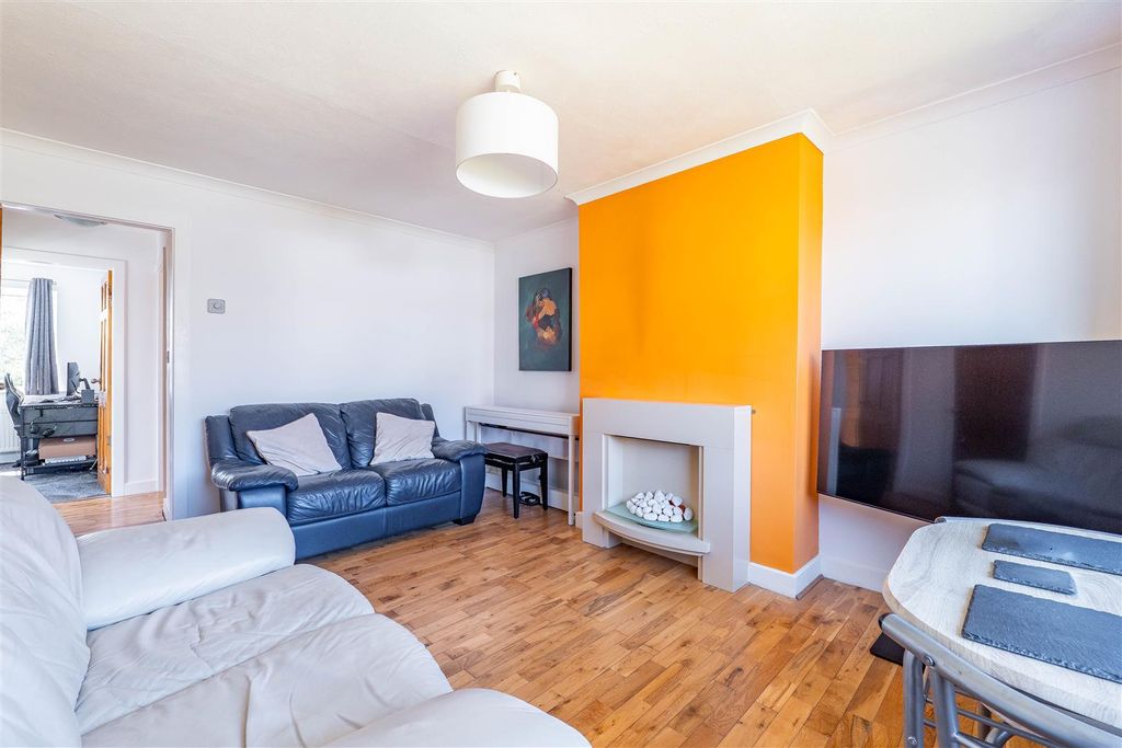 Property photo 2 of 16 Lounge