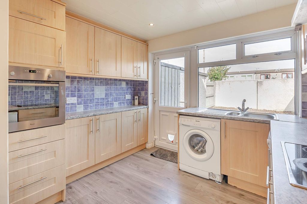 Property photo 3 of 19 Kitchen