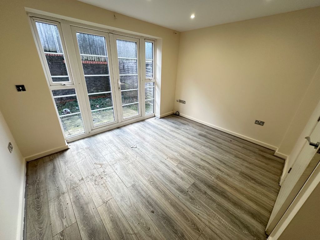 Property photo 2 of 9 4889441