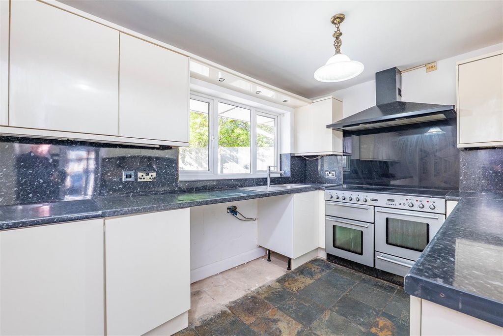 Property photo 3 of 30 Kitchen