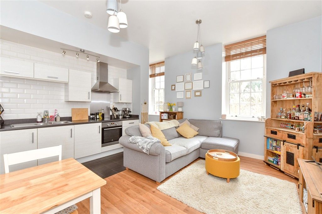 Property photo 3 of 7 Lounge/Kitchen