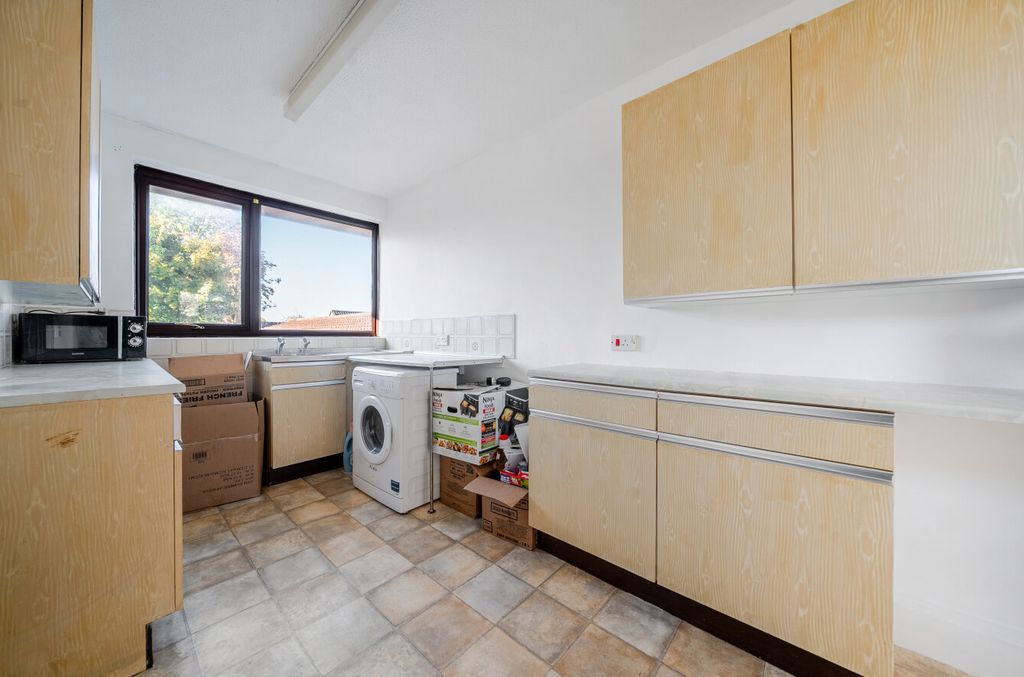 Property photo 3 of 8 1359677-11-68Da45...