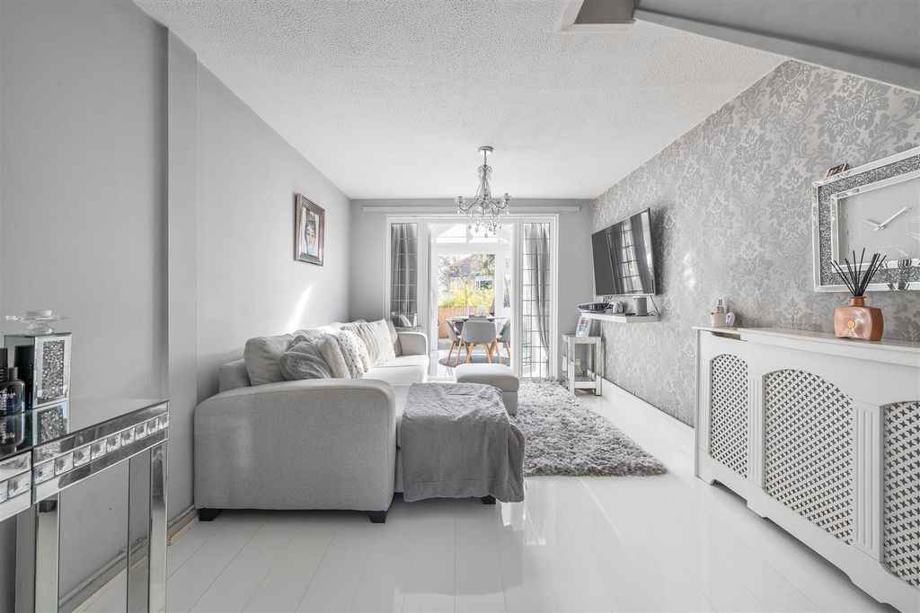 Property photo 2 of 17 Mapleton Road E4