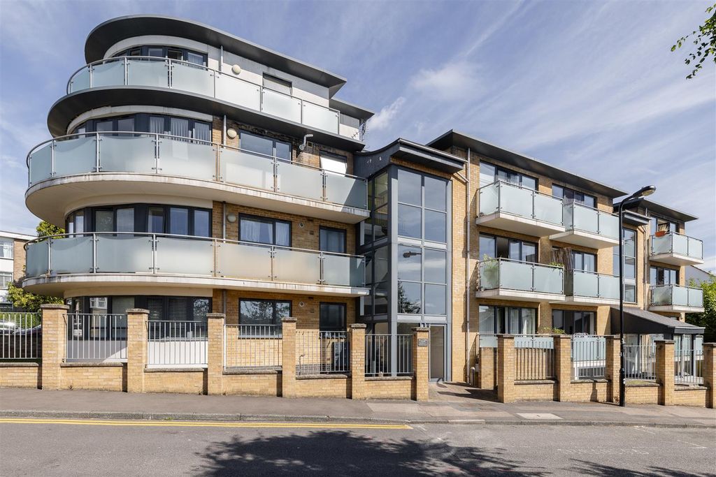 Property photo 1 of 19 Church Avenue, E4