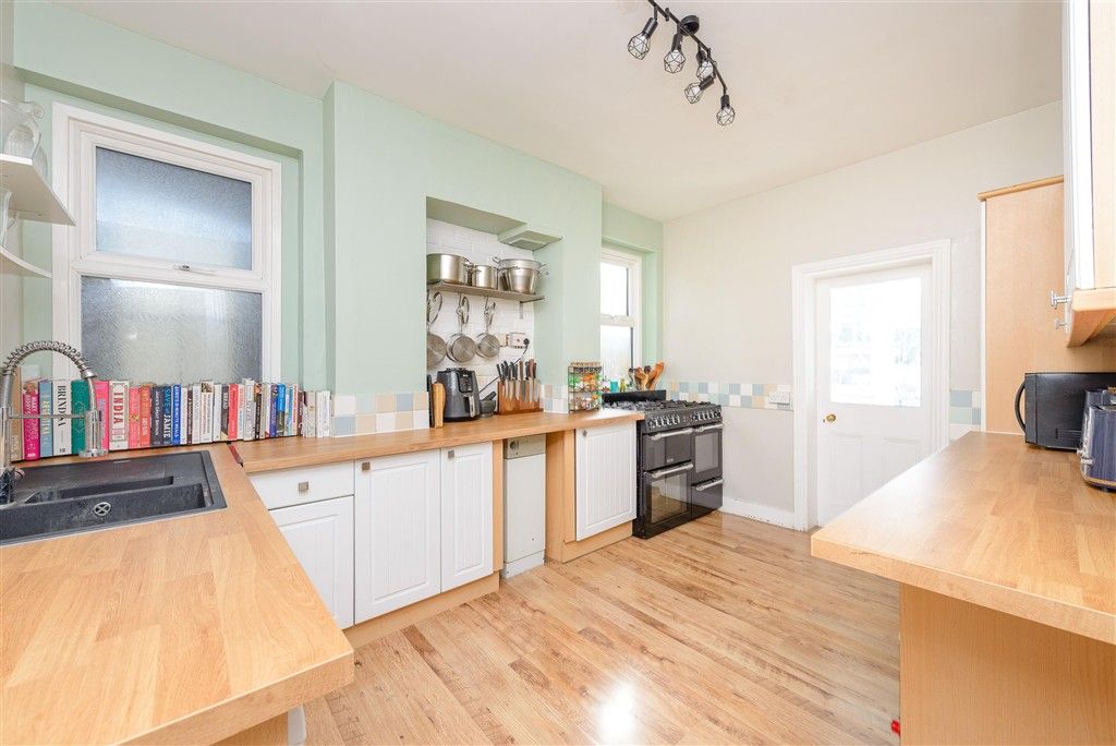 Property photo 2 of 11 Kitchen