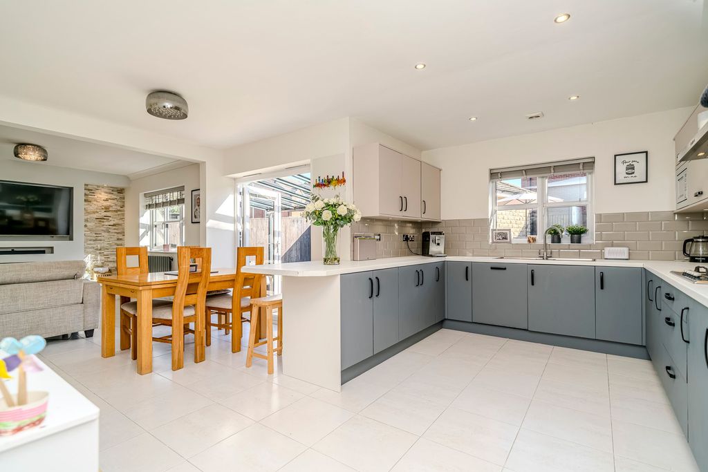 Property photo 3 of 39