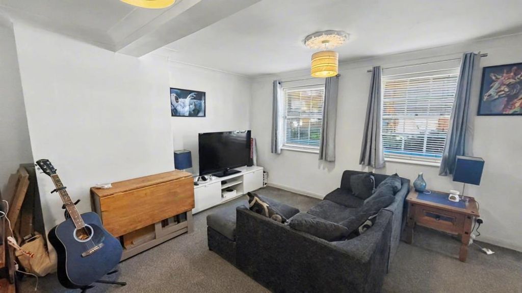 Property photo 2 of 8