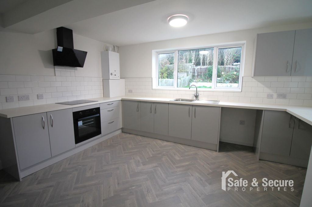 Property photo 3 of 13 Kitchen