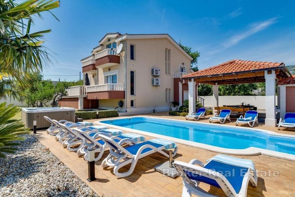 Property photo 1 of 20 Villa With Swimming Pool And Spacious Garden