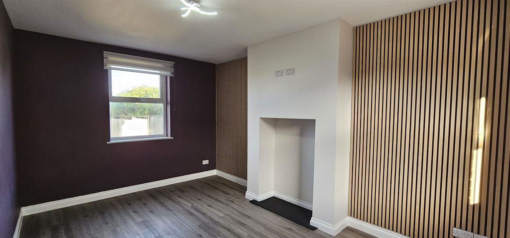 Property photo 2 of 12 Lounge.Jpg