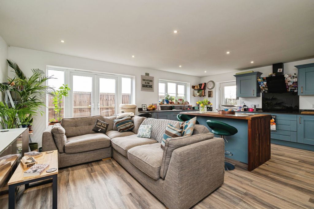 Property photo 2 of 22 Lounge / Kitchen