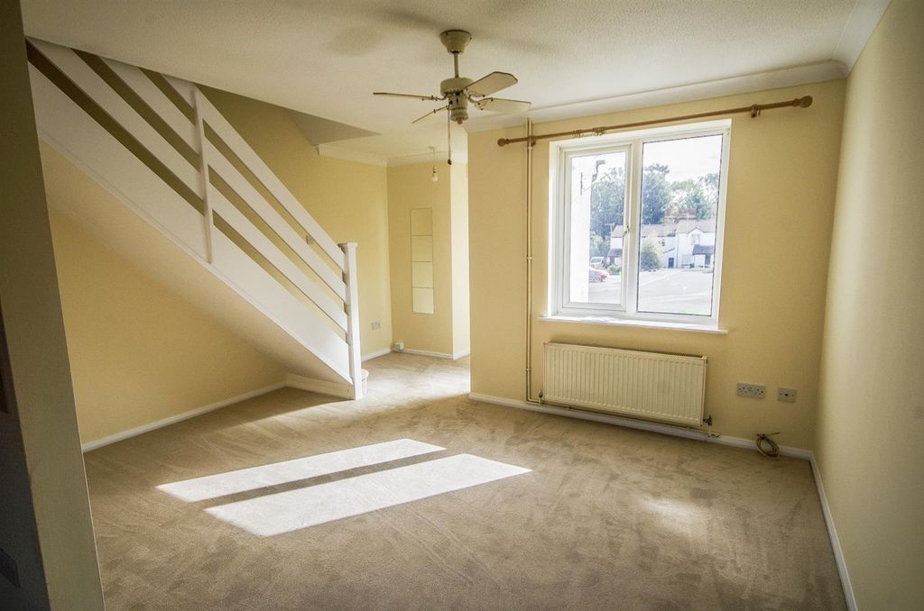 Property photo 3 of 10 Living Room