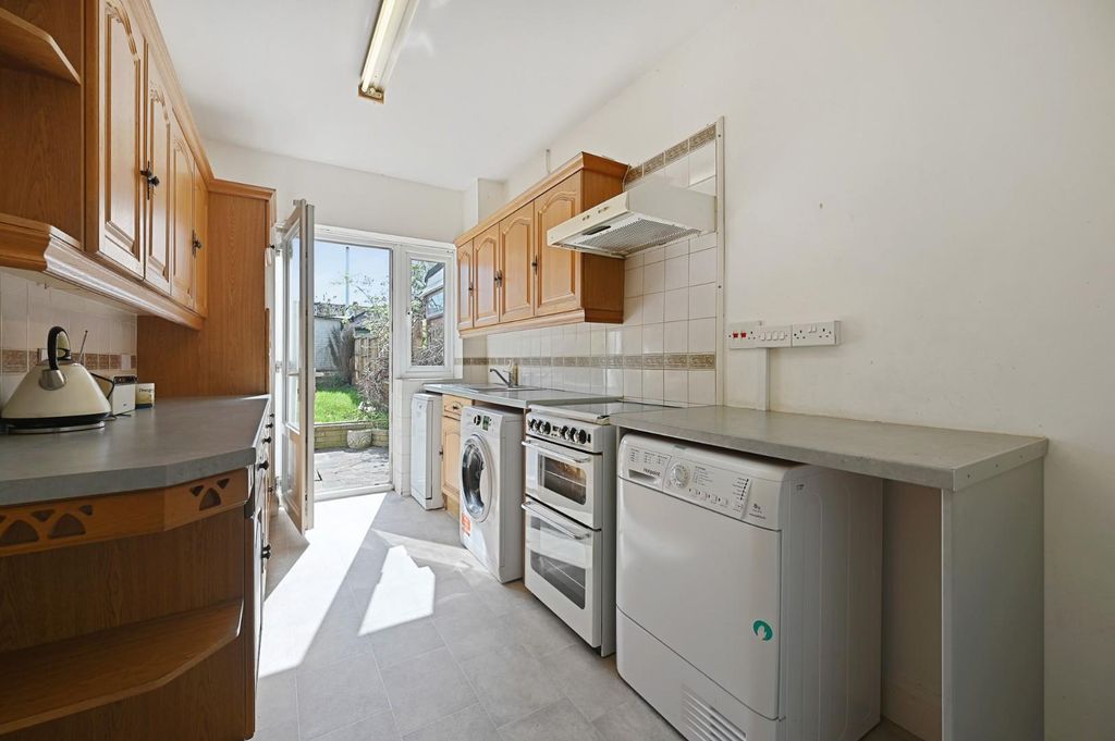 Property photo 3 of 11 Kitchen