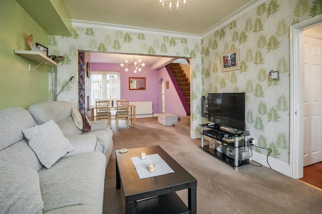 Property photo 3 of 18 Lounge