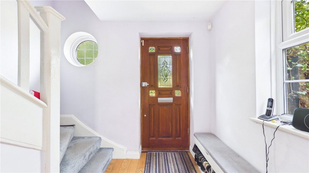 Property photo 2 of 43 Entrance Hall