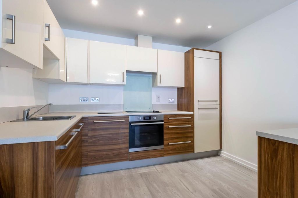 Property photo 3 of 18 Kitchen