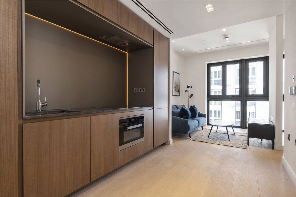 Property photo 2 of 11 Reception/ Kitchen