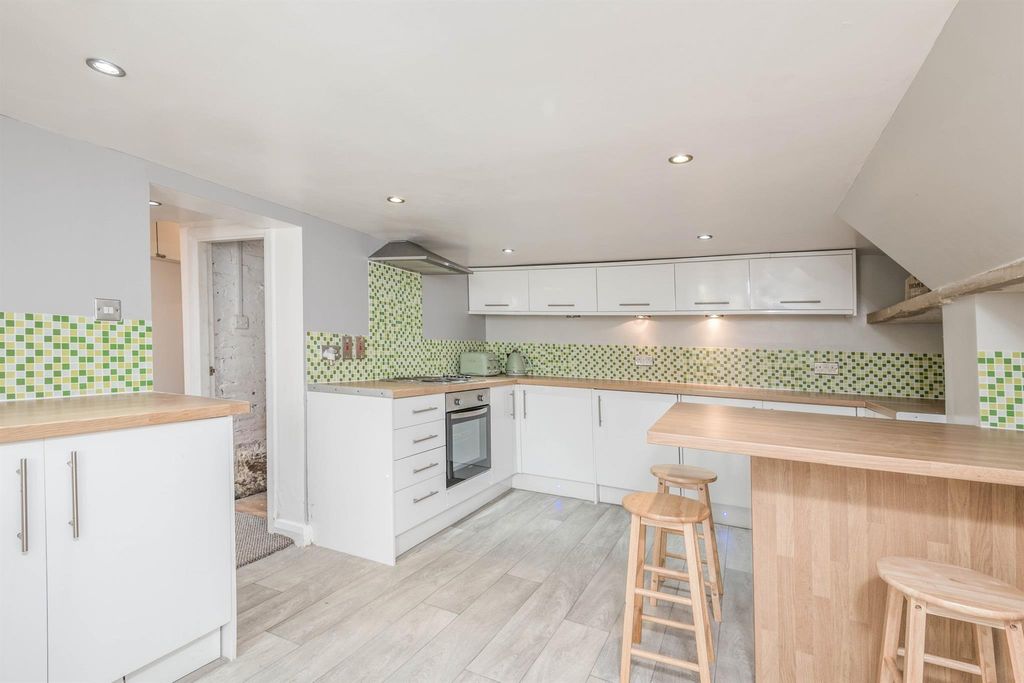 Property photo 2 of 11 Image