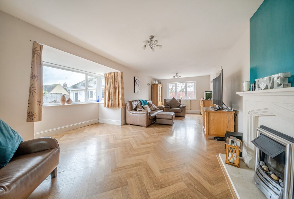 Property photo 2 of 14 1384779-11-692465...