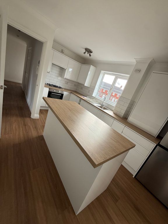 Property photo 3 of 8 Kitchen