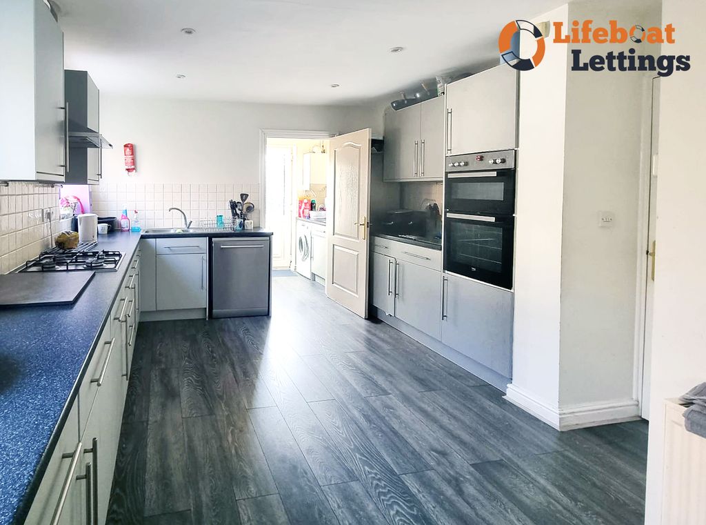 Property photo 3 of 8 Shared Kitchen